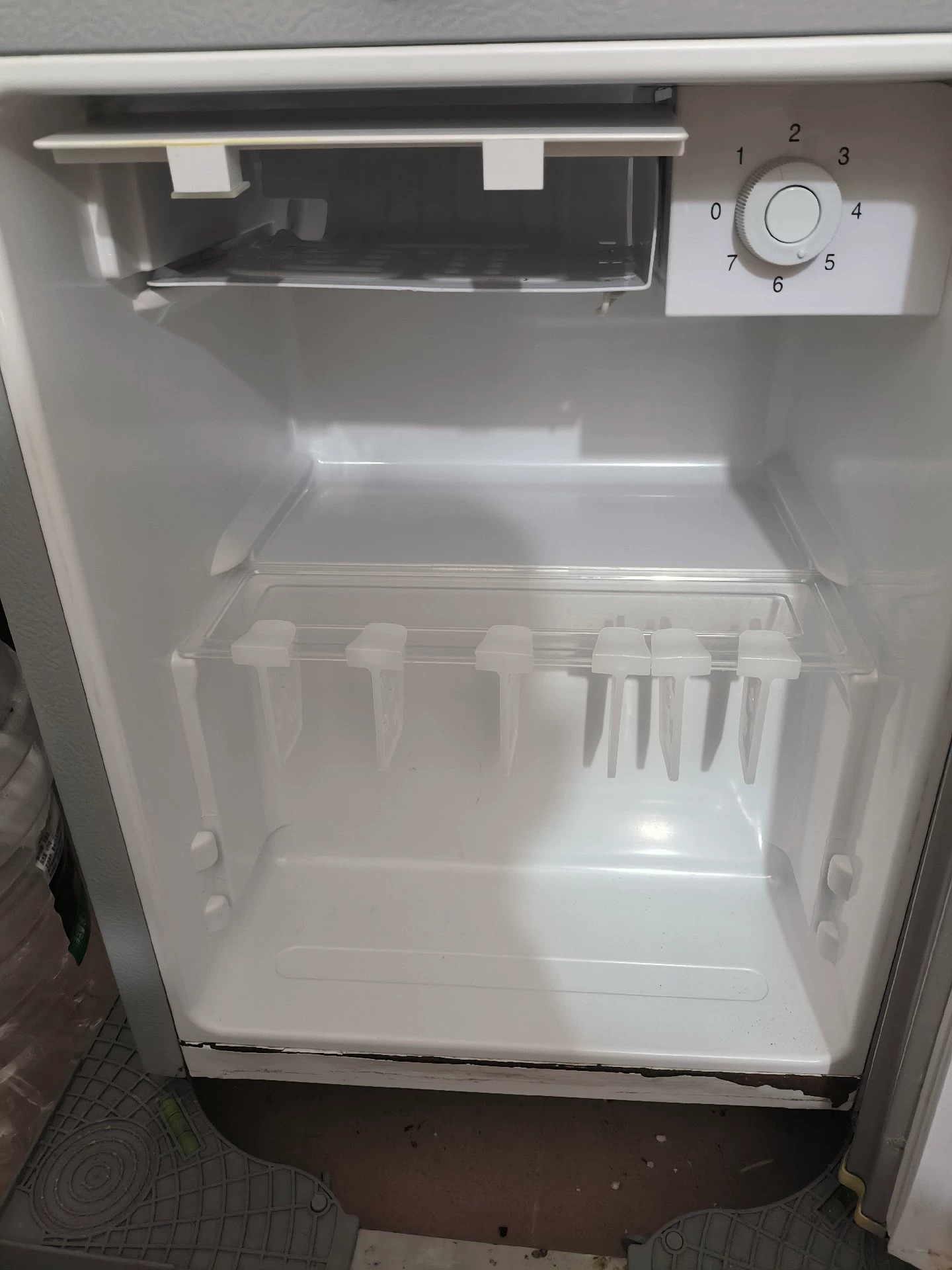 奥克斯冰箱，容量52升，用了两三个月。要搬家了，便宜出，很新！